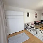 Modern On The Banks Of The Danube דירה
