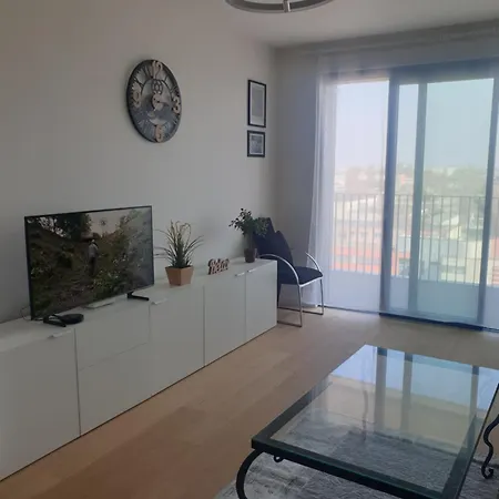 Modern On The Banks Of The Danube Apartment *