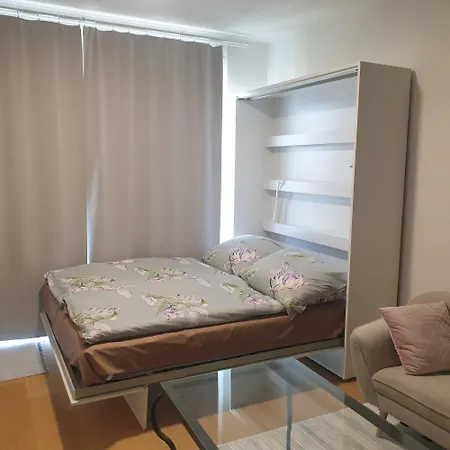 Modern On The Banks Of The Danube Apartamento