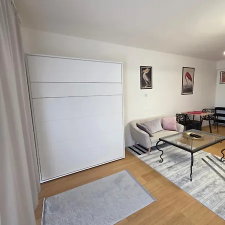 Modern On The Banks Of The Danube شقة