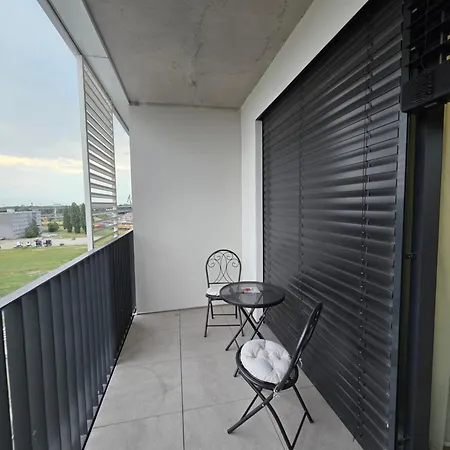 Modern On The Banks Of The Danube براتسيلافا